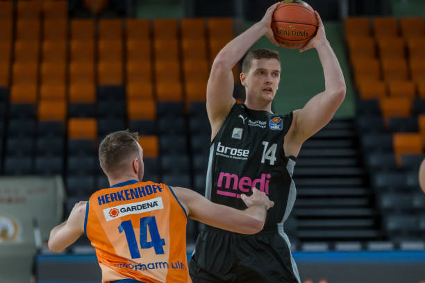 显得有些令 显得有些令